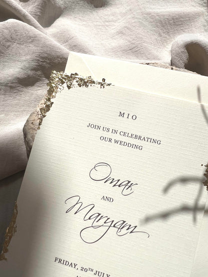Hochzeitseinladung auf strukturiertem cremefarbenem Papier & Blattgold Imitation