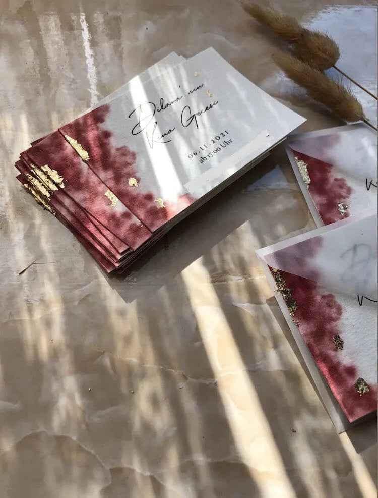 Hochzeitseinladungen mit Blattgold, bordeauxrotem Aquarell und handgeschriebener Schrift