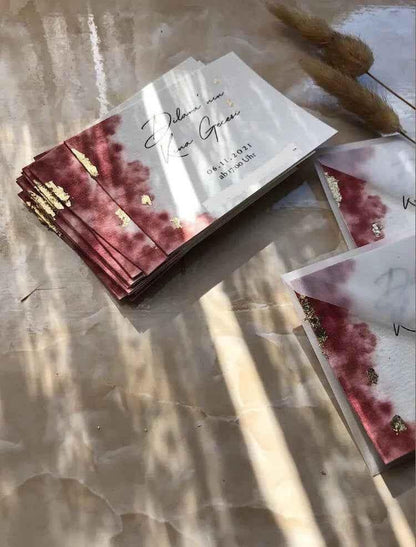 Hochzeitseinladungen mit Blattgold, bordeauxrotem Aquarell und handgeschriebener Schrift