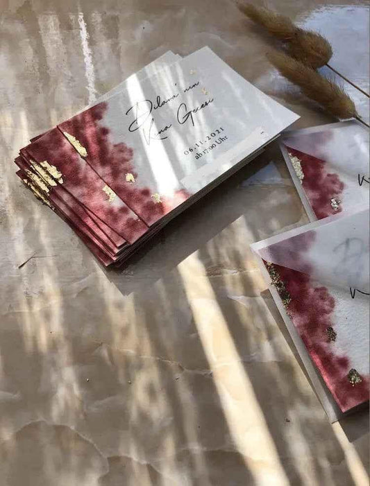 Hochzeitseinladungen mit Blattgold, bordeauxrotem Aquarell und handgeschriebener Schrift