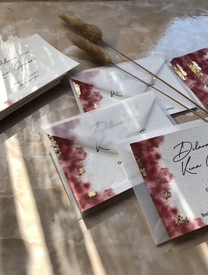 Orientalische Einladung mit rotem Smoke-Design & Blattgold-Details. Ideal für Henna-Abende & Events mit Stil. 