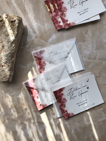 Orientalische Einladung mit rotem Smoke-Design & Blattgold-Details. Ideal für Henna-Abende & Events mit Stil. 